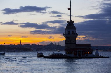 Bakire Kulesi: Boğaz manzarasının vazgeçilmez yerlerinden biri şüphesiz Bakire Kulesi 'dir. Küçük bir adada inşa edilen kule birçok efsanenin konusudur..