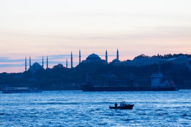 Bakire Kulesi: Boğaz manzarasının vazgeçilmez yerlerinden biri şüphesiz Bakire Kulesi 'dir. Küçük bir adada inşa edilen kule birçok efsanenin konusudur..