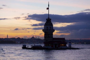 Bakire Kulesi: Boğaz manzarasının vazgeçilmez yerlerinden biri şüphesiz Bakire Kulesi 'dir. Küçük bir adada inşa edilen kule birçok efsanenin konusudur..