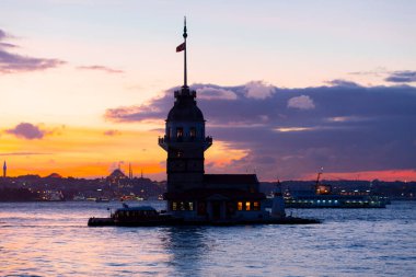 Bakire Kulesi: Boğaz manzarasının vazgeçilmez yerlerinden biri şüphesiz Bakire Kulesi 'dir. Küçük bir adada inşa edilen kule birçok efsanenin konusudur..