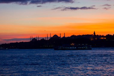 Bakire Kulesi: Boğaz manzarasının vazgeçilmez yerlerinden biri şüphesiz Bakire Kulesi 'dir. Küçük bir adada inşa edilen kule birçok efsanenin konusudur..