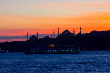 Bakire Kulesi: Boğaz manzarasının vazgeçilmez yerlerinden biri şüphesiz Bakire Kulesi 'dir. Küçük bir adada inşa edilen kule birçok efsanenin konusudur..