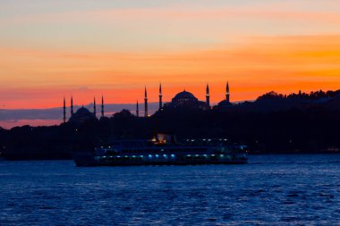 Bakire Kulesi: Boğaz manzarasının vazgeçilmez yerlerinden biri şüphesiz Bakire Kulesi 'dir. Küçük bir adada inşa edilen kule birçok efsanenin konusudur..