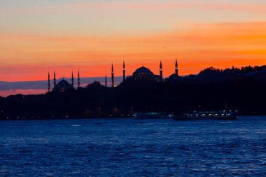 Bakire Kulesi: Boğaz manzarasının vazgeçilmez yerlerinden biri şüphesiz Bakire Kulesi 'dir. Küçük bir adada inşa edilen kule birçok efsanenin konusudur..
