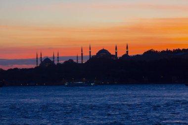 Bakire Kulesi: Boğaz manzarasının vazgeçilmez yerlerinden biri şüphesiz Bakire Kulesi 'dir. Küçük bir adada inşa edilen kule birçok efsanenin konusudur..