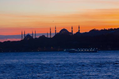 Bakire Kulesi: Boğaz manzarasının vazgeçilmez yerlerinden biri şüphesiz Bakire Kulesi 'dir. Küçük bir adada inşa edilen kule birçok efsanenin konusudur..