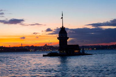 Bakire Kulesi: Boğaz manzarasının vazgeçilmez yerlerinden biri şüphesiz Bakire Kulesi 'dir. Küçük bir adada inşa edilen kule birçok efsanenin konusudur..