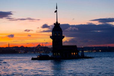 Bakire Kulesi: Boğaz manzarasının vazgeçilmez yerlerinden biri şüphesiz Bakire Kulesi 'dir. Küçük bir adada inşa edilen kule birçok efsanenin konusudur..