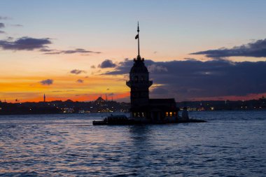 Bakire Kulesi: Boğaz manzarasının vazgeçilmez yerlerinden biri şüphesiz Bakire Kulesi 'dir. Küçük bir adada inşa edilen kule birçok efsanenin konusudur..