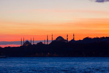Bakire Kulesi: Boğaz manzarasının vazgeçilmez yerlerinden biri şüphesiz Bakire Kulesi 'dir. Küçük bir adada inşa edilen kule birçok efsanenin konusudur..