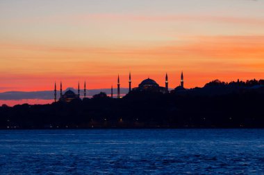 Bakire Kulesi: Boğaz manzarasının vazgeçilmez yerlerinden biri şüphesiz Bakire Kulesi 'dir. Küçük bir adada inşa edilen kule birçok efsanenin konusudur..