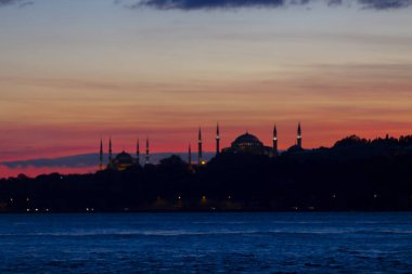 Bakire Kulesi: Boğaz manzarasının vazgeçilmez yerlerinden biri şüphesiz Bakire Kulesi 'dir. Küçük bir adada inşa edilen kule birçok efsanenin konusudur..