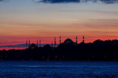 Bakire Kulesi: Boğaz manzarasının vazgeçilmez yerlerinden biri şüphesiz Bakire Kulesi 'dir. Küçük bir adada inşa edilen kule birçok efsanenin konusudur..