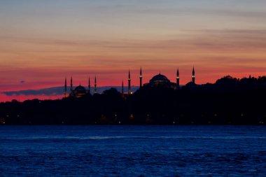 Bakire Kulesi: Boğaz manzarasının vazgeçilmez yerlerinden biri şüphesiz Bakire Kulesi 'dir. Küçük bir adada inşa edilen kule birçok efsanenin konusudur..