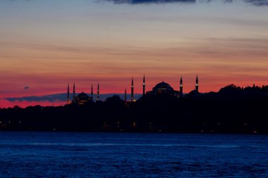Bakire Kulesi: Boğaz manzarasının vazgeçilmez yerlerinden biri şüphesiz Bakire Kulesi 'dir. Küçük bir adada inşa edilen kule birçok efsanenin konusudur..