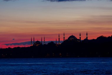 Bakire Kulesi: Boğaz manzarasının vazgeçilmez yerlerinden biri şüphesiz Bakire Kulesi 'dir. Küçük bir adada inşa edilen kule birçok efsanenin konusudur..