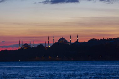 Bakire Kulesi: Boğaz manzarasının vazgeçilmez yerlerinden biri şüphesiz Bakire Kulesi 'dir. Küçük bir adada inşa edilen kule birçok efsanenin konusudur..