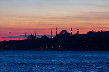 Bakire Kulesi: Boğaz manzarasının vazgeçilmez yerlerinden biri şüphesiz Bakire Kulesi 'dir. Küçük bir adada inşa edilen kule birçok efsanenin konusudur..