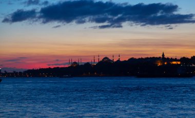 Bakire Kulesi: Boğaz manzarasının vazgeçilmez yerlerinden biri şüphesiz Bakire Kulesi 'dir. Küçük bir adada inşa edilen kule birçok efsanenin konusudur..