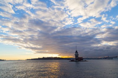 Bakire Kulesi: Boğaz manzarasının vazgeçilmez yerlerinden biri şüphesiz Bakire Kulesi 'dir. Küçük bir adada inşa edilen kule birçok efsanenin konusudur..