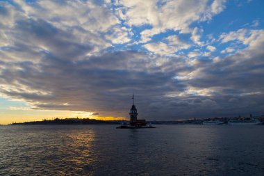 Bakire Kulesi: Boğaz manzarasının vazgeçilmez yerlerinden biri şüphesiz Bakire Kulesi 'dir. Küçük bir adada inşa edilen kule birçok efsanenin konusudur..