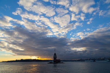 Bakire Kulesi: Boğaz manzarasının vazgeçilmez yerlerinden biri şüphesiz Bakire Kulesi 'dir. Küçük bir adada inşa edilen kule birçok efsanenin konusudur..
