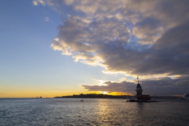 Bakire Kulesi: Boğaz manzarasının vazgeçilmez yerlerinden biri şüphesiz Bakire Kulesi 'dir. Küçük bir adada inşa edilen kule birçok efsanenin konusudur..