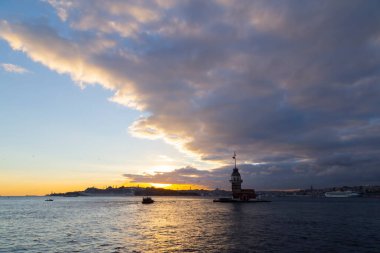 Bakire Kulesi: Boğaz manzarasının vazgeçilmez yerlerinden biri şüphesiz Bakire Kulesi 'dir. Küçük bir adada inşa edilen kule birçok efsanenin konusudur..
