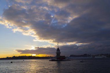 Bakire Kulesi: Boğaz manzarasının vazgeçilmez yerlerinden biri şüphesiz Bakire Kulesi 'dir. Küçük bir adada inşa edilen kule birçok efsanenin konusudur..