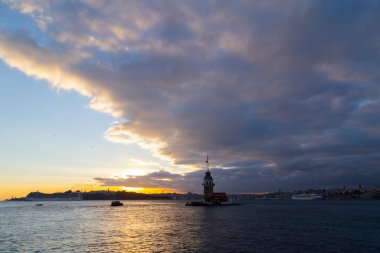 Bakire Kulesi: Boğaz manzarasının vazgeçilmez yerlerinden biri şüphesiz Bakire Kulesi 'dir. Küçük bir adada inşa edilen kule birçok efsanenin konusudur..