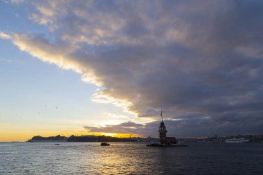 Bakire Kulesi: Boğaz manzarasının vazgeçilmez yerlerinden biri şüphesiz Bakire Kulesi 'dir. Küçük bir adada inşa edilen kule birçok efsanenin konusudur..