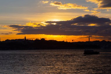 Bakire Kulesi: Boğaz manzarasının vazgeçilmez yerlerinden biri şüphesiz Bakire Kulesi 'dir. Küçük bir adada inşa edilen kule birçok efsanenin konusudur..