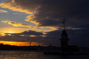 Bakire Kulesi: Boğaz manzarasının vazgeçilmez yerlerinden biri şüphesiz Bakire Kulesi 'dir. Küçük bir adada inşa edilen kule birçok efsanenin konusudur..