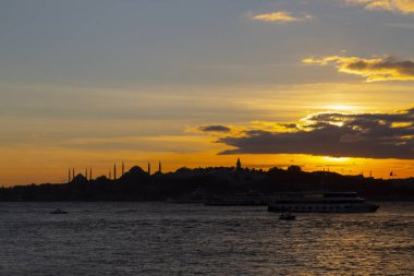 Bakire Kulesi: Boğaz manzarasının vazgeçilmez yerlerinden biri şüphesiz Bakire Kulesi 'dir. Küçük bir adada inşa edilen kule birçok efsanenin konusudur..