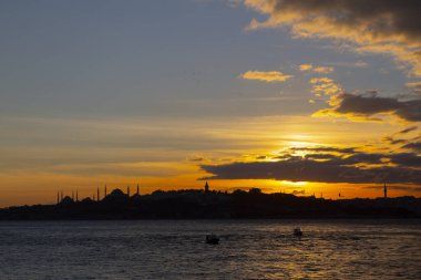 Bakire Kulesi: Boğaz manzarasının vazgeçilmez yerlerinden biri şüphesiz Bakire Kulesi 'dir. Küçük bir adada inşa edilen kule birçok efsanenin konusudur..