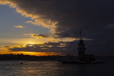 Bakire Kulesi: Boğaz manzarasının vazgeçilmez yerlerinden biri şüphesiz Bakire Kulesi 'dir. Küçük bir adada inşa edilen kule birçok efsanenin konusudur..