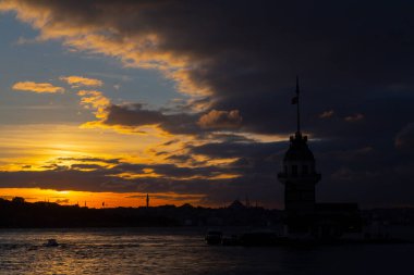 Bakire Kulesi: Boğaz manzarasının vazgeçilmez yerlerinden biri şüphesiz Bakire Kulesi 'dir. Küçük bir adada inşa edilen kule birçok efsanenin konusudur..