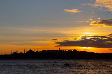 Bakire Kulesi: Boğaz manzarasının vazgeçilmez yerlerinden biri şüphesiz Bakire Kulesi 'dir. Küçük bir adada inşa edilen kule birçok efsanenin konusudur..
