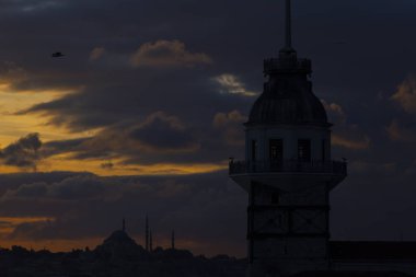 Bakire Kulesi: Boğaz manzarasının vazgeçilmez yerlerinden biri şüphesiz Bakire Kulesi 'dir. Küçük bir adada inşa edilen kule birçok efsanenin konusudur..