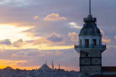Bakire Kulesi: Boğaz manzarasının vazgeçilmez yerlerinden biri şüphesiz Bakire Kulesi 'dir. Küçük bir adada inşa edilen kule birçok efsanenin konusudur..