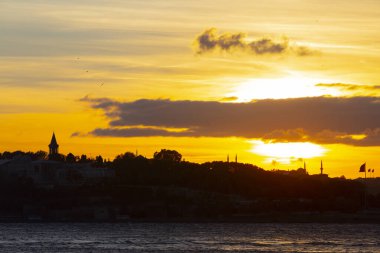 Bakire Kulesi: Boğaz manzarasının vazgeçilmez yerlerinden biri şüphesiz Bakire Kulesi 'dir. Küçük bir adada inşa edilen kule birçok efsanenin konusudur..