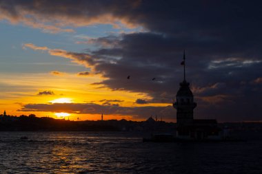 Bakire Kulesi: Boğaz manzarasının vazgeçilmez yerlerinden biri şüphesiz Bakire Kulesi 'dir. Küçük bir adada inşa edilen kule birçok efsanenin konusudur..