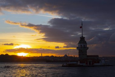 Bakire Kulesi: Boğaz manzarasının vazgeçilmez yerlerinden biri şüphesiz Bakire Kulesi 'dir. Küçük bir adada inşa edilen kule birçok efsanenin konusudur..