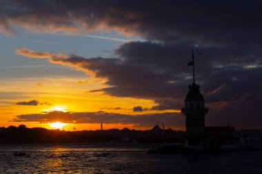 Bakire Kulesi: Boğaz manzarasının vazgeçilmez yerlerinden biri şüphesiz Bakire Kulesi 'dir. Küçük bir adada inşa edilen kule birçok efsanenin konusudur..