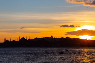 Bakire Kulesi: Boğaz manzarasının vazgeçilmez yerlerinden biri şüphesiz Bakire Kulesi 'dir. Küçük bir adada inşa edilen kule birçok efsanenin konusudur..