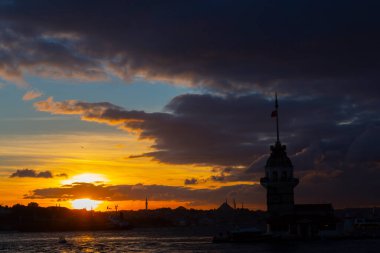Bakire Kulesi: Boğaz manzarasının vazgeçilmez yerlerinden biri şüphesiz Bakire Kulesi 'dir. Küçük bir adada inşa edilen kule birçok efsanenin konusudur..