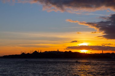 Bakire Kulesi: Boğaz manzarasının vazgeçilmez yerlerinden biri şüphesiz Bakire Kulesi 'dir. Küçük bir adada inşa edilen kule birçok efsanenin konusudur..