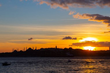 Bakire Kulesi: Boğaz manzarasının vazgeçilmez yerlerinden biri şüphesiz Bakire Kulesi 'dir. Küçük bir adada inşa edilen kule birçok efsanenin konusudur..