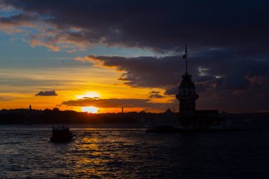 Bakire Kulesi: Boğaz manzarasının vazgeçilmez yerlerinden biri şüphesiz Bakire Kulesi 'dir. Küçük bir adada inşa edilen kule birçok efsanenin konusudur..