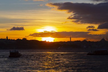 Bakire Kulesi: Boğaz manzarasının vazgeçilmez yerlerinden biri şüphesiz Bakire Kulesi 'dir. Küçük bir adada inşa edilen kule birçok efsanenin konusudur..